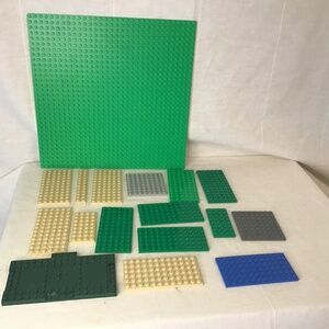 Lego 16 Base Plates in different colors and sizes.